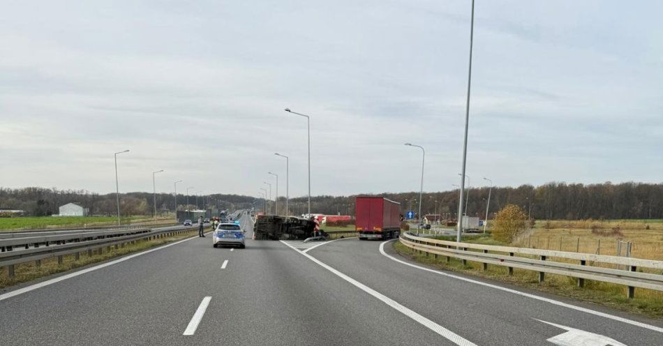 zdjęcie: Laweta przewróciła się na S8 policjanci zaopiekowali się psem / fot. KPP w Oleśnicy