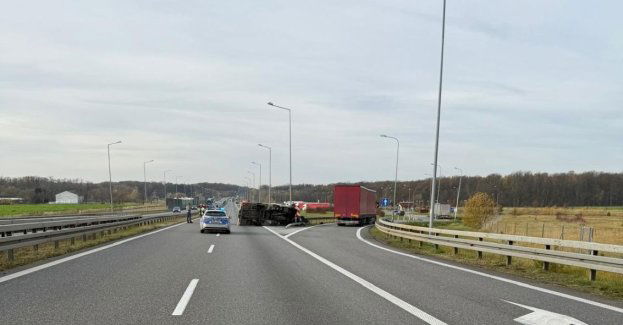 Laweta przewróciła się na S8 policjanci zaopiekowali się psem