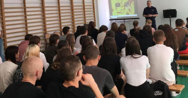 Spotkanie policjanta z dziećmi i młodzieżą w Horodle