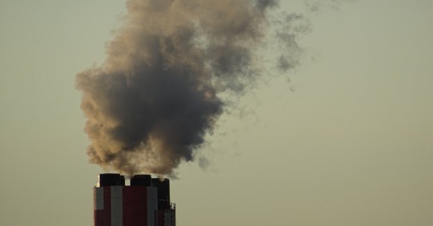 Patrol policji zauważył pożar w kominie, domownicy spali