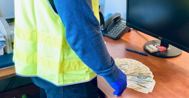 Słupscy policjanci zatrzymali dwóch mężczyzn w związku z oszustwami tzw. metodą „na pracownika banku”.