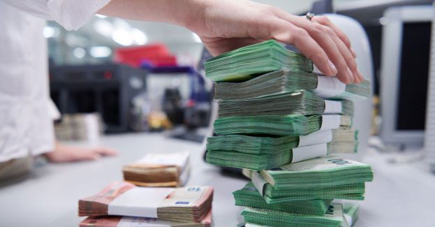 Sprzedając obligacje, oszukali 161 osób; straty to ponad 18,5 mln zł