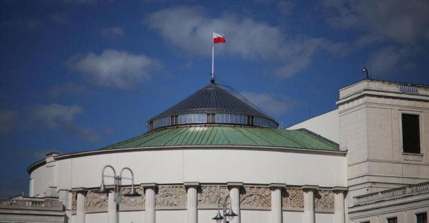 „Patoposłowie” i alkohol w Sejmie – jak zmieniały się obyczaje parlamentarne