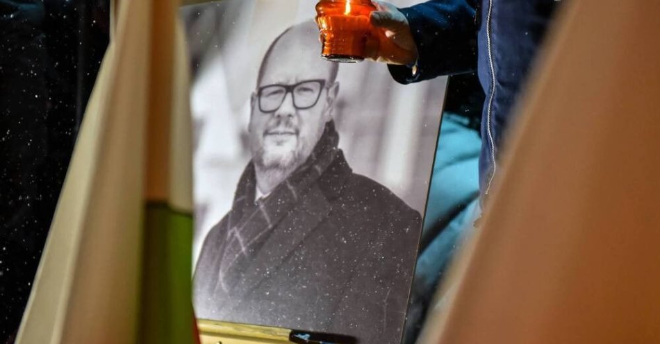 zdjęcie: Siedem lat temu doszło do zamachu na prezydenta Gdańska Pawła Adamowicza / Lublin, 14.01.2021. Mieszkańcy miasta na Placu Łokietka przed Ratuszem w Lublinie, 14. bm. zapalili znicze ułożone w kształt serca w drugą rocznicę śmierci prezydenta Gdańska Pawła Adamowicza.  Akcję zorganizował miejscowy Komitet Obrony Demokracji. (wj/dw) PAP/Wojtek Jargiło