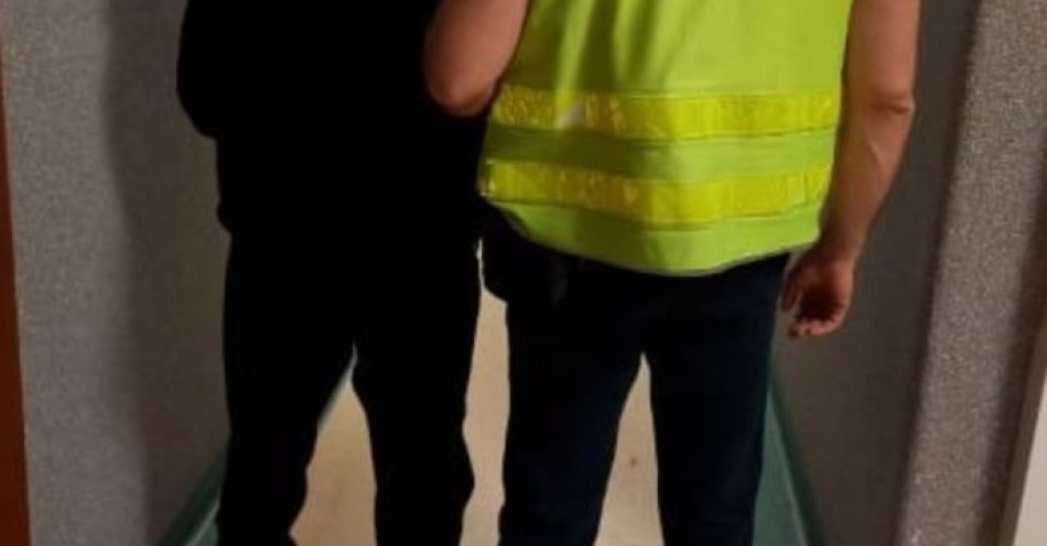 zdjęcie: Zatrzymani sprawcy kradzieży tablic i zniszczeń w Długopolu-Zdroju / fot. KPP w Kłodzku