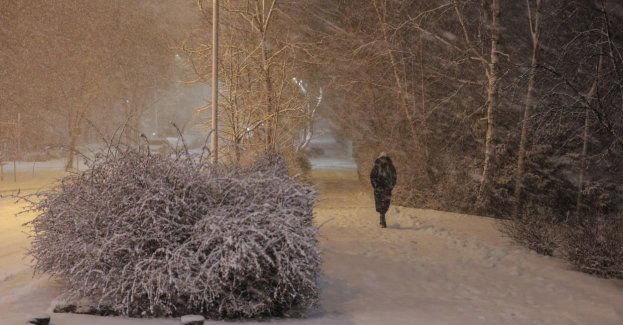 Burza śnieżna nad Warszawą; trudne warunki na drogach
