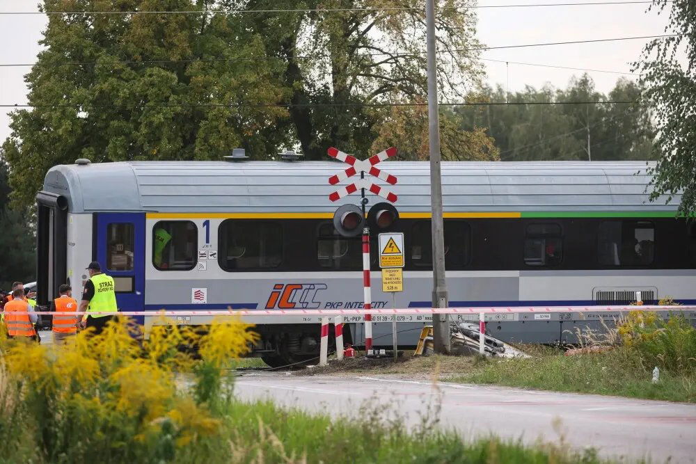 zdjęcie: PKP: przywrócono ruch pociągów na jednym z torów w Sokolnikach Suchych / Sokolniki Suche (pow. przysuski, gm. Wieniawa), 09.09.2026. Miejsce wykolejenia pociągu PKP Intercity relacji Lublin-Szczecin w miejscowości Sokolniki Suche, 9 bm. Wg informacji przewoźnika pociąg nr 2820/1 „Koziołek”, zestawiony z lokomotywy EP09 i sześciu wagonów, uderzył w samochód ciężarowy znajdujący się na przejeździe kolejowym. W wyniku zdarzenia doszło do wykolejenia i przewrócenia części składu. Rannych zostało siedem osób, w tym kierowca ciężarówki i maszynista. (amb) PAP/Leszek Szymań