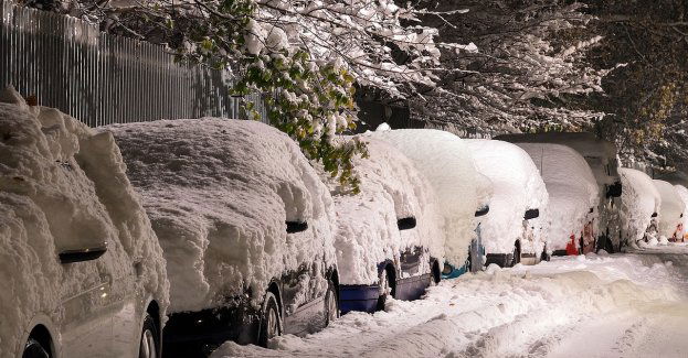 Śnieg przykrywa śliskie nawierzchnie dróg