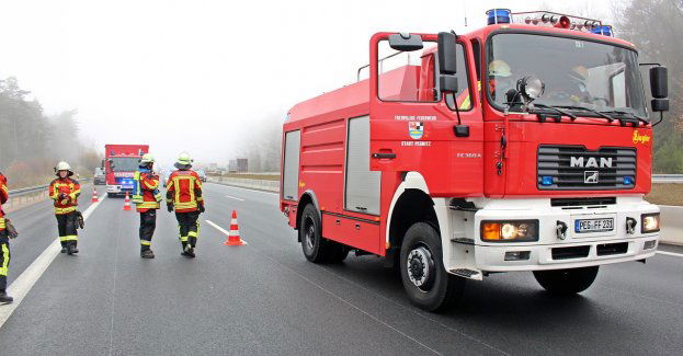 Wyciek paliwa po zderzeniu dwóch samochodów ciężarowych na A1