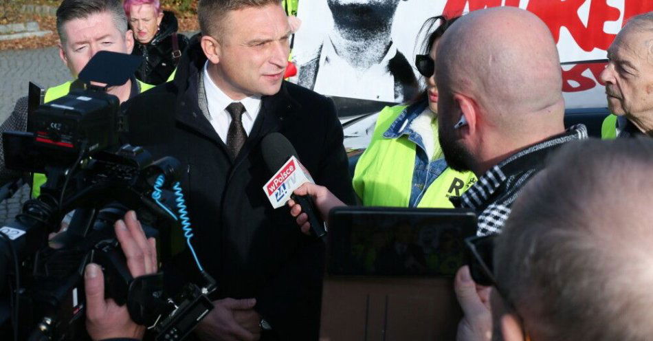 zdjęcie: Gorzowska prokuratura okręgowa stawia kolejne zarzuty Bąkiewiczowi / Gorzów Wielkopolski, 13.11.2025. Działacz środowisk narodowych Robert Bąkiewicz (C) wśród uczestników protestu przed siedzibą Prokuratury Okręgowej w Gorzowie Wielkopolskim, 13 bm. Bąkiewicz został wezwany do prokuratury, gdzie ma usłyszeć kolejne zarzuty. Wcześniej prokuratura zarzuciła Bąkiewiczowi znieważenie czterech funkcjonariuszy Straży Granicznej i Żandarmerii Wojskowej podczas i w związku z pełnieniem przez nich obowiązków służbowych. (jm) PAP/Lech Muszyński