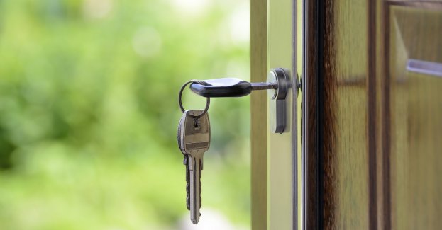 Podłożył ładunek hukowy pod drzwiami kobiety; odpowie za narażenie jej na niebezpieczeństwo