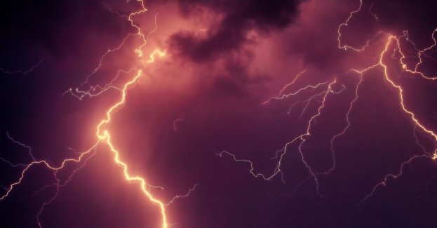 Na wschodzie burze z intensywnymi opadami deszczu i wiatrem do 65 km/h