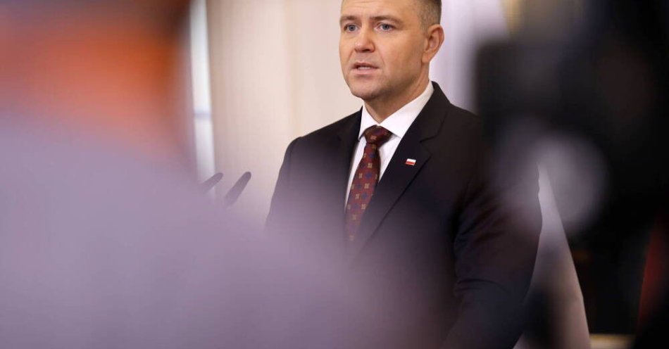 zdjęcie: CBOS: Nawrocki liderem rankingu zaufania, na 2. miejscu ex aequo: Kosiniak-Kamysz i Sikorski / Polski prezydent Karol Nawrocki uczestniczy w wspólnej konferencji prasowej z prezydentem Łotwy po ich spotkaniu w Rydze, Łotwa, 11 grudnia 2025 r. EPA/TOMS KALNINS Dostawca: PAP/EPA.