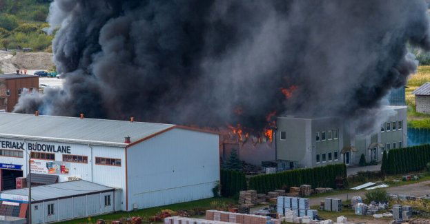 Koniec akcji gaśniczej po pożarze hurtowni zniczy w Tarnowie