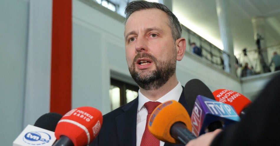 zdjęcie: Szef MON: istnieje ryzyko opóźnień dostaw sprzętu z USA do Europy / Warszawa, 27.02.2026. Wicepremier, minister obrony narodowej Władysław Kosiniak-Kamysz podczas wypowiedzi dla mediów w Sejmie, 27 bm. Sejm przyjął poprawki Senatu do ustawy wdrażającej program dozbrajania SAFE oraz uchwałę, która głosi, że Izba, wybierając sędziowski skład do KRS, uwzględni wyniki wyborów dokonanych przez sędziów. (sko) PAP/Paweł Supernak