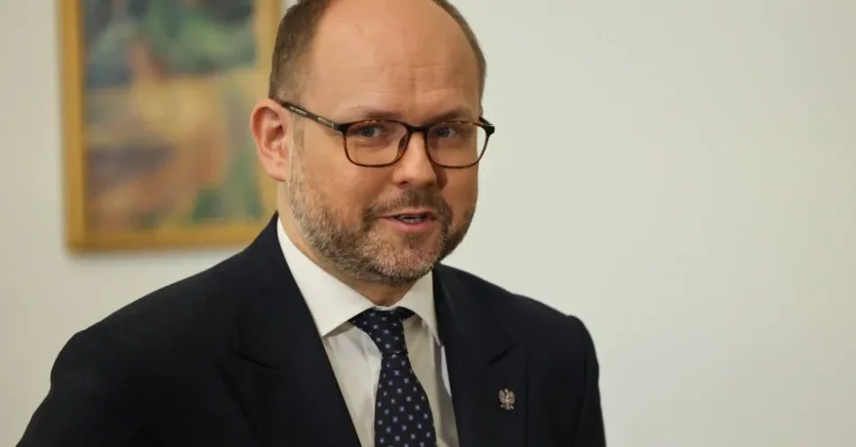 zdjęcie: Przydacz: próba wiązania prezydenta ze sprawą Zondacrypto jest działaniem o naturze politycznej / Warszawa, 11.06.2026. Szef Biura Polityki Międzynarodowej w KPRP Marcin Przydacz (C) podczas briefingu prasowego w Pałacu Prezydenckim w Warszawie, 11 bm. Prezydent Karol Nawrocki udaje się z wizytą do Waszyngtonu. W niedzielę 14 bm., na zaproszenie obchodzącego w tym dniu urodziny prezydenta USA Donalda Trumpa, weźmie udział w organizowanej w Białym Domu gali UFC Freedom 250. (jm) PAP/Albert Zawada