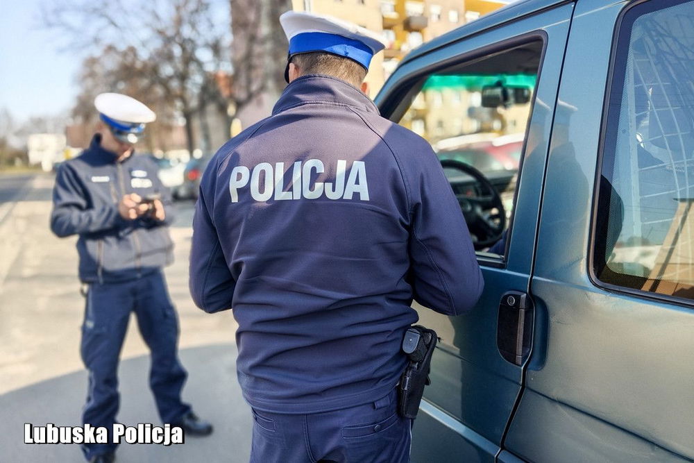 zdjęcie: Telefon w dłoni na drodze grozi mandatem i wypadkiem / fot. KPP Wschowa 135-266685