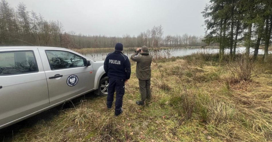 zdjęcie: Policja i Straż Łowiecka pilnują lasów Nadleśnictwa Gołąbki / fot. KPP Mogilno
