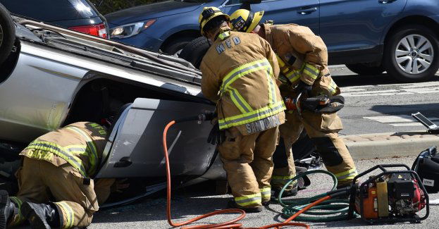 Zablokowana dk nr 74 w Przełomie, bus zderzył się z ciężarówką