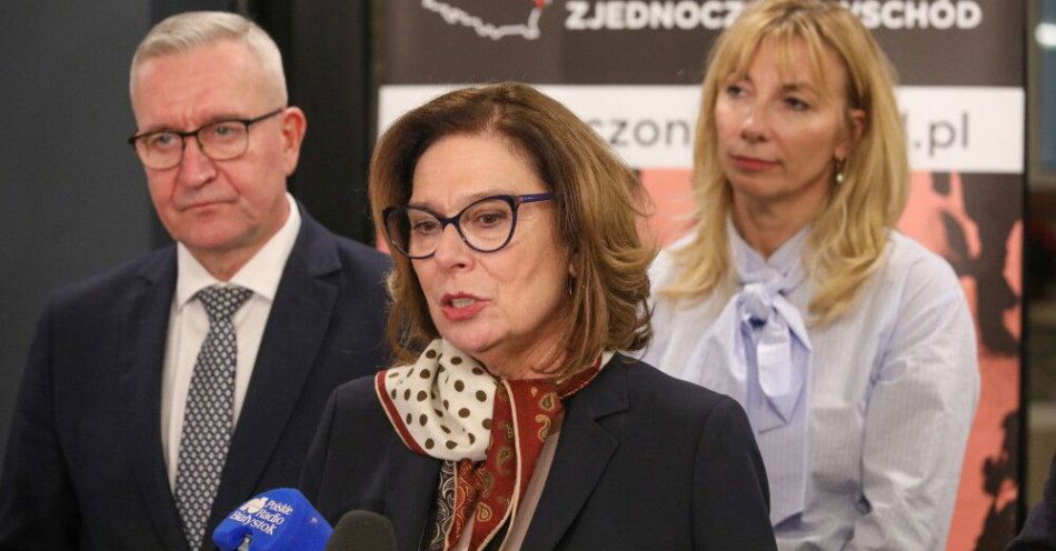 zdjęcie: Kidawa-Błońska: potrzebny program pokazujący, że Podlaskie jest bezpieczne / Białystok, 11.12.2025. Marszałek Senatu Małgorzata Kidawa-Błońska (C), koordynator Kancelarii Senatu ds. Polonii i Polaków za granicą Robert Tyszkiewicz (L) i przewodnicząca Porozumienia Polskich Przedsiębiorców „Zjednoczony Wschód” Ewelina Grygatowicz-Szumowska (P) podczas briefingu prasowego w hotelu Apartamenty Branicka w Białymstoku, 11 bm. Briefing odbywa się po spotkaniu z przedsiębiorcami pod hasłem „Nowe otwarcie. Wyzwania i szanse województwa podlaskiego po ponownym uruchomieniu przejść