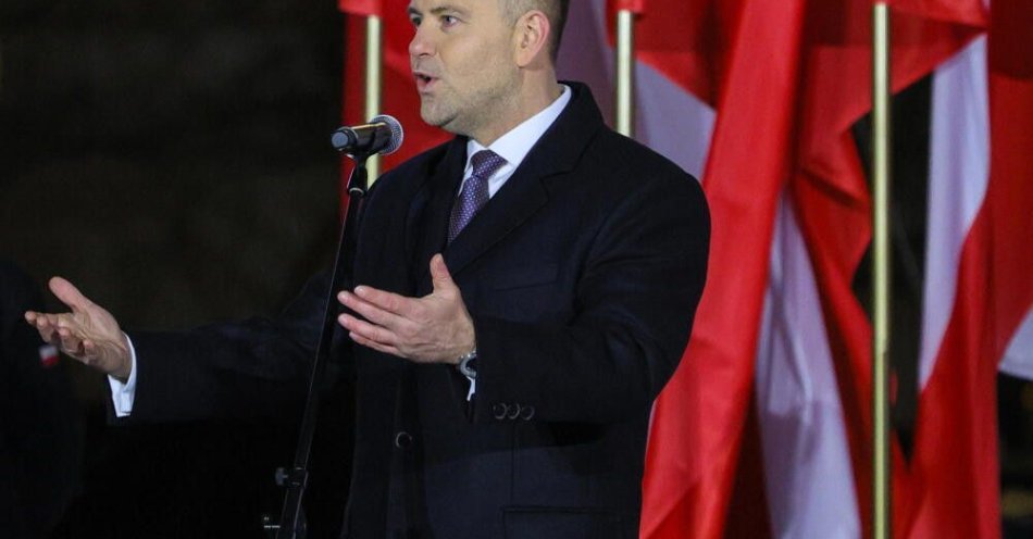 zdjęcie: Prezydent: stan wojenny nie był mniejszym złem; był złem w czystej postaci i zdradą narodu polskiego / Warszawa, 13.12.2025. Prezydent RP Karol Nawrocki przemawia podczas uroczystości na Placu Marszałka Piłsudskiego w Warszawie, 13 bm. Przed Krzyżem Papieskim zapalono