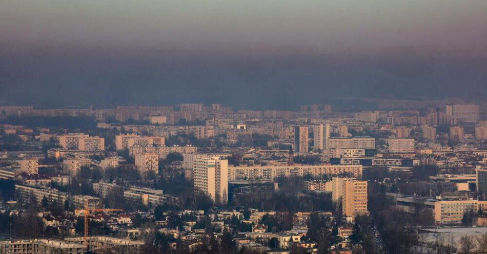 zdjęcie: RCB ostrzega przed smogiem w ośmiu województwach / Kraków, 20.01.2026. Rekordowy smog nad Krakowem widziany z Kopca Kościuszki, 20 bm. Kraków jest jednym z najbardziej zanieczyszczonych miast na świecie. Ostrzeżenia smogowe wskazują na bardzo duże przekroczenia dopuszczalnych norm zanieczyszczenia powietrza. W związku ze złym stanem powietrza w Krakowie 20 bm. obowiązuje darmowa komunikacja miejska. (łg/zkoc) PAP/Łukasz Gągulski