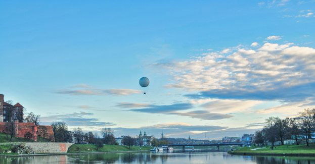 Belgijscy akrobaci chodzili na linie rozwieszonej ponad Wartą