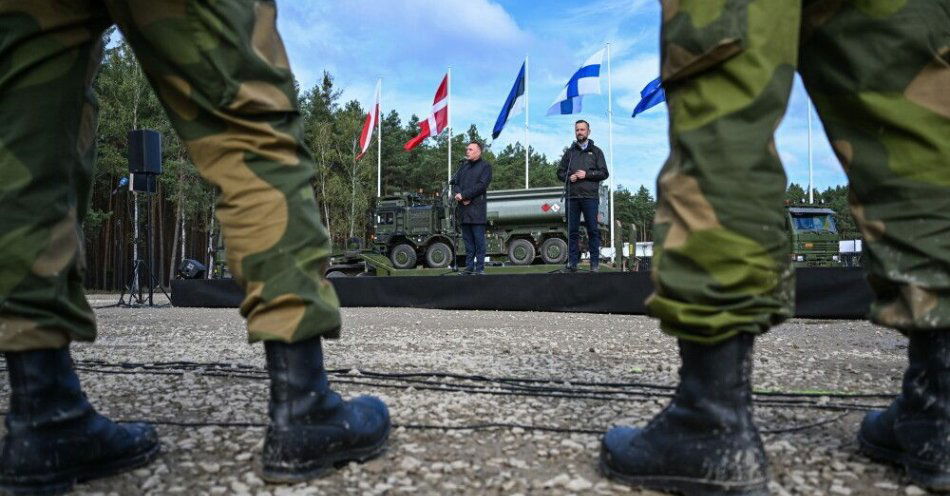 zdjęcie: Szef MON: pomoc Ukrainie nie jest jednostronna; w zamian dostajemy umiejętności / Lipa, 01.10.2025. Wicepremier, minister obrony narodowej Władysław Kosiniak-Kamysz (P) i minister obrony Norwegii Tore O. Sandvik (L) podczas otwarcia ośrodka szkoleniowego na potrzeby Sił Zbrojnych Ukrainy (Camp Jomsborg), 1 bm. na terenie Ośrodka Szkolenia Poligonowego Wojsk Lądowych Dęba - Lipa, 1 bm. Projekt realizowany jest w ramach międzynarodowej inicjatywy przez Siły Zbrojne Norwegii na terenie Polski jako „państwa - gospodarza”. (mr) PAP/Darek Delmanowicz