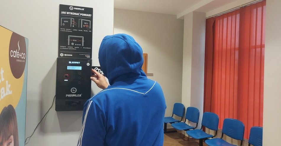 zdjęcie: W komendzie w Tomaszowie zamontowano darmowy alkomat dla kierowców / fot. KPP w Tomaszowie Mazowieckim