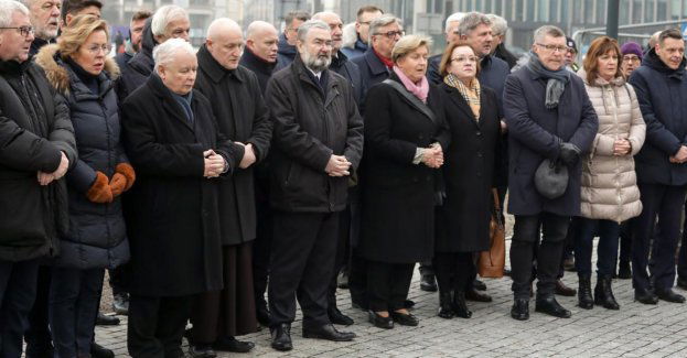 Politycy PiS uczcili pamięć ofiar katastrofy smoleńskiej