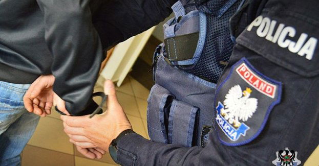 Pijany 32-latek, który uciekł ze sklepu z butelką whisky, odpowie za kradzież rozbójniczą