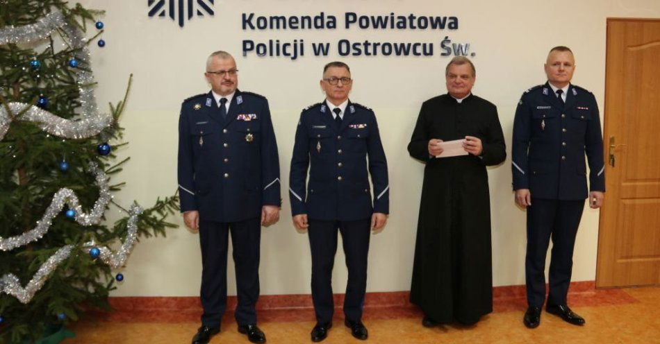 zdjęcie: Opłatek w komendzie w Ostrowcu Świętokrzyskim / fot. KPP Ostrowiec Świętokrzyski policjanci podczas spotkania opłatkowego
