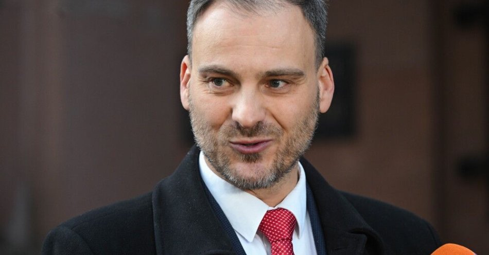 zdjęcie: Rzecznik MSZ: w środę planowane są dwa loty w ramach unijnego mechanizmu obrony ludności / Warszawa, 05.03.2026. Rzecznik prasowy Ministerstwa Spraw Zagranicznych Maciej Wewiór na briefingu prasowym przed wejściem do gmachu resortu w Warszawie, 5 bm. Spotkanie dot. aktualnej sytuacji na Bliskim Wschodzie. (amb) PAP/Radek Pietruszka