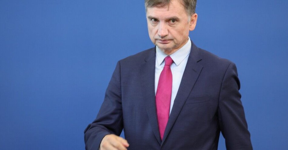 zdjęcie: Sondaż: ponad połowa ankietowanych uważa, że Ziobro nie powinien ubiegać się o azyl / Warszawa, 27.08.2025. Poseł Prawa i Sprawiedliwości Zbigniew Ziobro podczas konferencji prasowej w Sejmie w Warszawie, 27 bm. (amb) PAP/Szymon Pulcyn