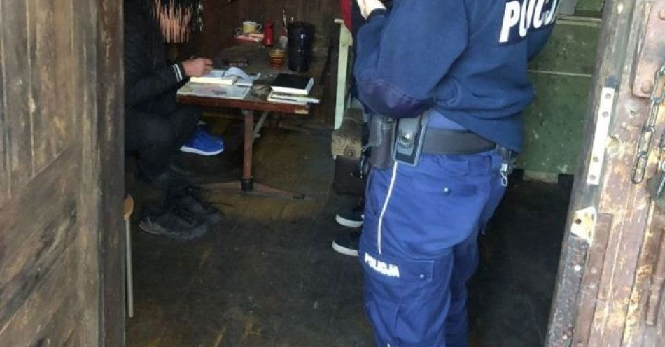 zdjęcie: Policja i streetworkerzy pomagają osobom bezdomnym przed zimą / fot. KMP Kielce zdjęcia z działań