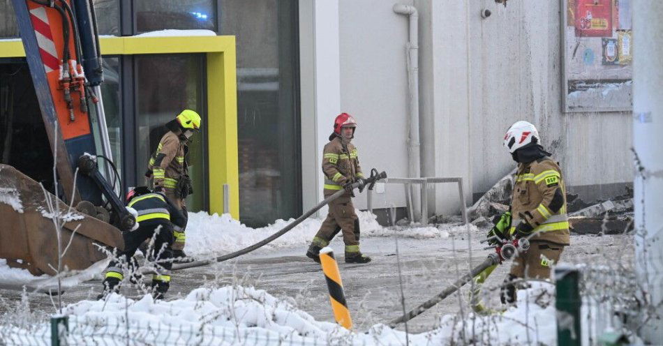 zdjęcie: PSP: ostatniej doby strażacy 69 razy interweniowali w związku z opadami śniegu / Polanów, 09.01.2026. Dogaszanie pożaru sklepu Biedronka w Polanowie, 9 bm. 27 jednostek straży pożarnej przez całą noc w 16-stopniowym mrozie walczyło z ogniem. Market uległ całkowitemu zniszczeniu. Nikt nie został ranny. Na miejscu pracuje nadal ponad 100 strażaków. (sko) PAP/Piotr Kowala ***Do tego materiału zdjęciowego dostępna jest również depesza w systemie CSI, pt.: Zachodniopomorskie/ Ponad 100 strażaków dogasza pożar marketu w Polanowie***