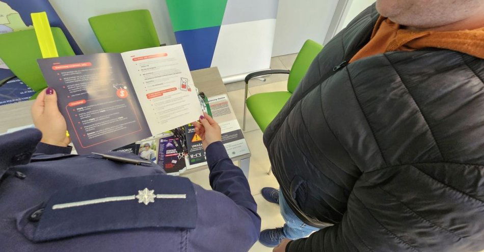 zdjęcie: Policjantki uczą seniorów jak nie paść ofiarą oszustw / fot. KPP w Poddębicach