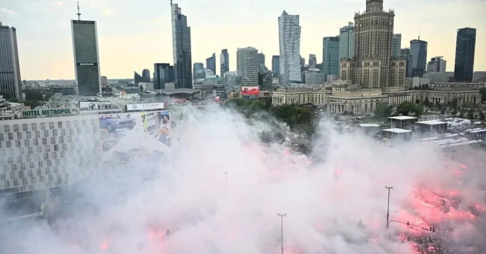 zdjęcie: W Warszawie o godz. 17 rozległy się syreny, a miasto stanęło, by oddać hołd w 82. rocznicę wybuchu Powstania Warszawskiego / Warszawa, 01.08.2026. Obchody 82. rocznicy wybuchu Powstania Warszawskiego. Marsz Powstania 2026 pod hasłem „Nie będzie Niemiec pluł nam w twarz”, 1 bm. w Warszawie. W stolicy trwają obchody 82. rocznicy wybuchu Powstania Warszawskiego - wystąpienia zbrojnego przeciwko okupującym Warszawę wojskom niemieckim, zorganizowanego przez Armię Krajową. (mr) PAP/Radek Pietruszka