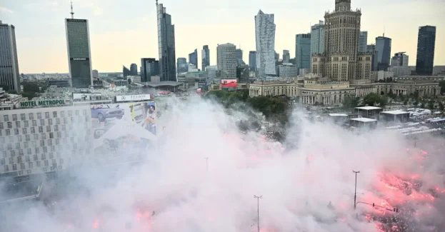 W Warszawie o godz. 17 rozległy się syreny, a miasto stanęło, by oddać hołd w 82. rocznicę wybuchu Powstania Warszawskiego