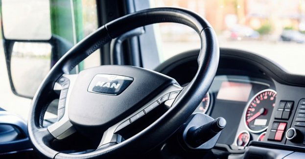 Ciężarówka blokuje jeden pas ruchu na S7 koło Pasłęka