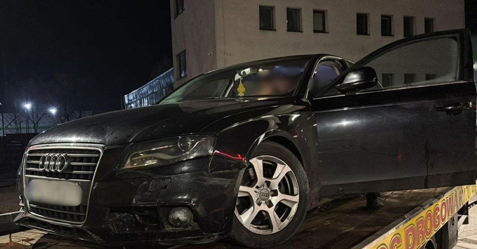 zdjęcie: Nietrzeźwy kierowca porzucił Audi na środku ronda w Kościanie / fot. KPP Kościan