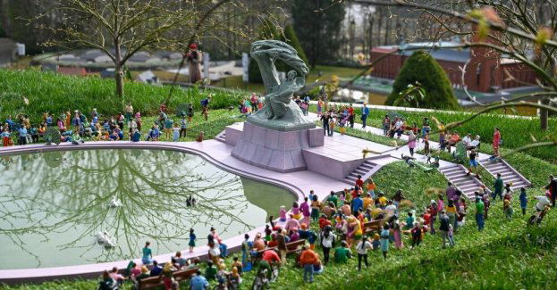 Pałac Na Wyspie i pomnik Chopina w brukselskim parku Mini-Europe