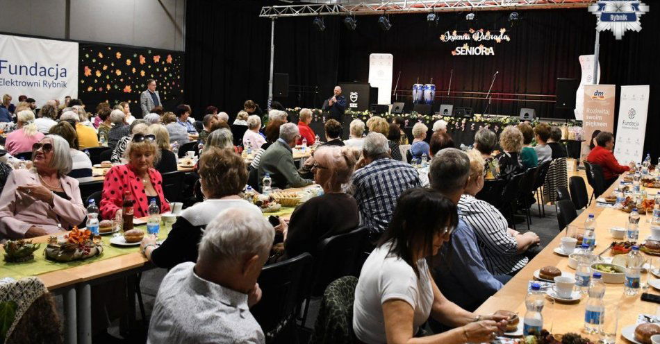 zdjęcie: Policjant przestrzega seniorów przed oszustami podczas biesiady / fot. KMP w Rybniku