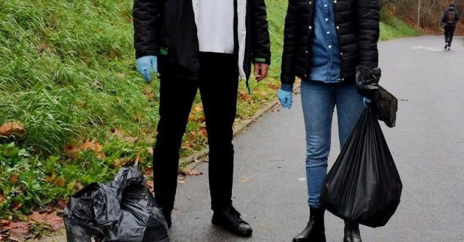 zdjęcie: Policjanci sprzątali dla pamięci aspiranta Marcina / fot. KWP w Bydgoszczy