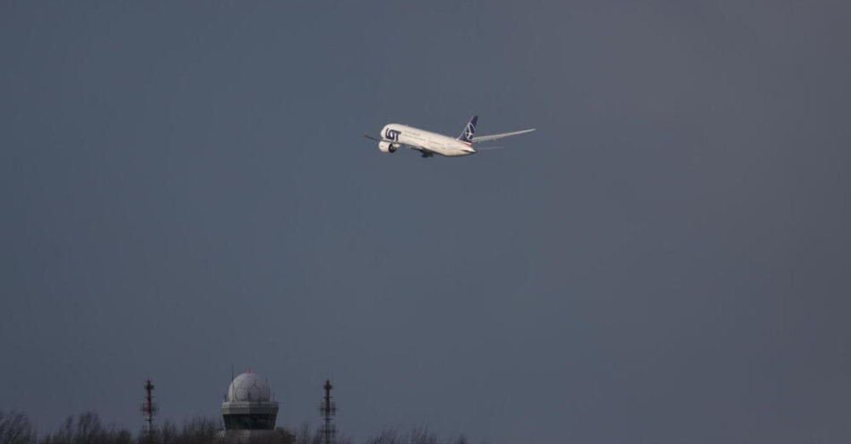 zdjęcie: Urząd Lotnictwa Cywilnego: oślepianie załóg statków powietrznych laserem to plaga / Warszawa, 19.02.2022. Startuje samolot LOT w wietrzną pogodę nad lotniskiem im. Fryderyka Chopina, 19 bm. Instytut Meteorologii i Gospodarki Wodnej wydał ostrzeżenia przed silnym wiatrem najwyższego - trzeciego stopnia dla północno-zachodniej Polski zaś drugiego dla pozostałego obszaru kraju. (ls/d) PAP/Leszek Szymański