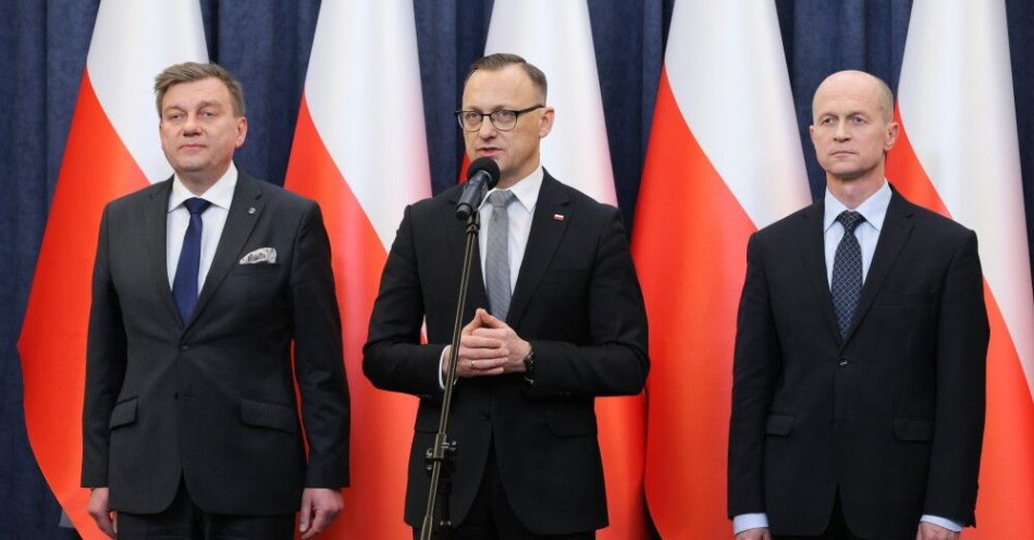 zdjęcie: Leśkiewicz: spotkania prezydenta z szefami służb specjalnych mają być cykliczne / Warszawa, 15.01.2026. Rzecznik prasowy prezydenta RP Rafał Leśkiewicz (C), zastępca szefa Biura Bezpieczeństwa Narodowego gen. bryg. Andrzej Kowalski (P) oraz doradca prezydenta RP Krzysztof Wacławek (L) podczas konferencji prasowej po spotkaniu w Pałacu Prezydenckim w Warszawie, 15 bm. Zakończyło się spotkanie prezydenta Karola Nawrockiego z szefem MON Władysławem Kosiniakiem-Kamyszem, ministrem koordynatorem służb specjalnych Tomaszem Siemoniakiem oraz szefami służb. Podczas spotkania rozmawia