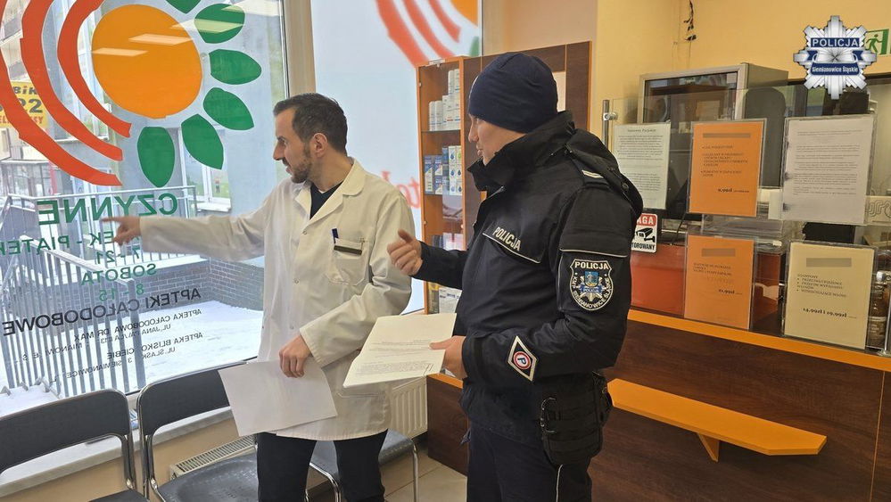 zdjęcie: Dzielnicowy spotkał się z mieszkańcami osiedla Robotniczego / fot. KMP w Siemianowicach Śląskich