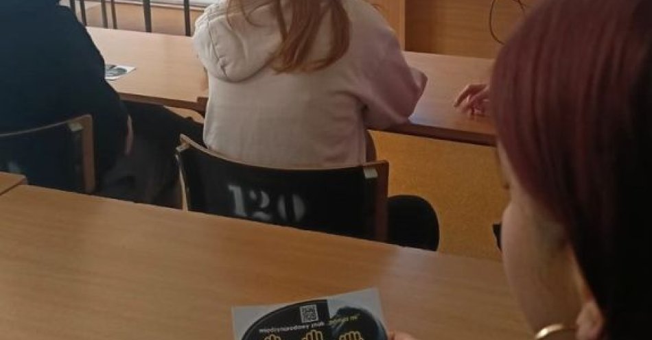 zdjęcie: Koszalińska policja uczy młodzież jak unikać handlu ludźmi / fot. KMP w Koszalinie