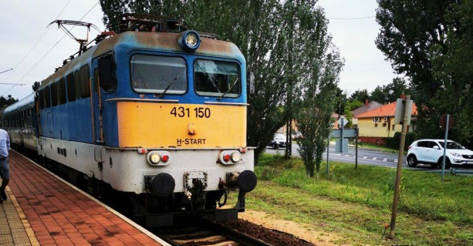 zdjęcie: Śledztwo ws. wypadku, w którym zginęła 33-latka potrącona przez pociąg / v9803175