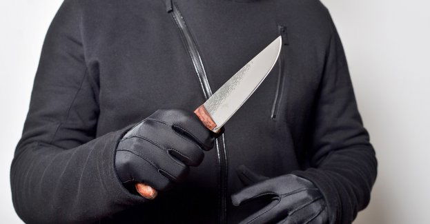 Zamaskowani mężczyźni sterroryzowali nożem kobietę i jej syna i ich okradli